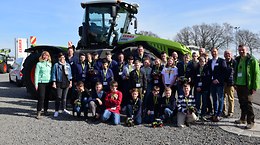 Before the start: everyone gets together for a group photo -